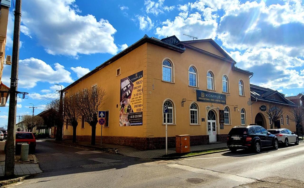 Komplex -Rendezvenytermek-Panzio-Apartman-Irodak- Mateszalka Eksteriør bilde